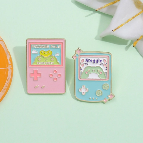 Broche en Émail Console de Jeu Rétro Grenouille en Alliage Peint Badge pour Sacs à Dos Vêtements Épinglette de Revers Dessin Animé Bijoux Cadeau Femme
