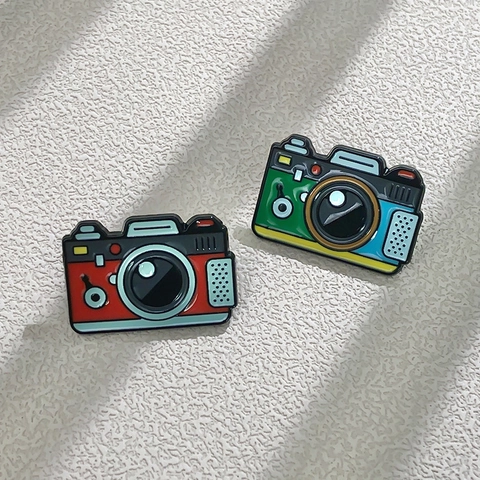 Spilla in Emaille a Forma di Macchina Fotografica Vintage in Lega Spilla Personalizzata per Vestiti Zaino Donna Uomo Gioielli