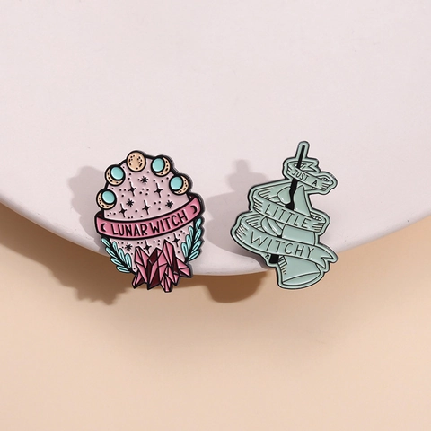 Broche de Esmalte Místico Gótico Aleación Pintada Calavera Mariposa Luna Tarot Insignia Joyería de Moda Regalo para Ropa Mochila Accesorio