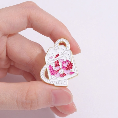 Broche de Esmalte Creativo con Forma de Bolsita de Té Patrón de Corazón y Hoja Etiqueta Love Aleación Joyería Romántica Regalo Para Mujer Decoración de Bolsos