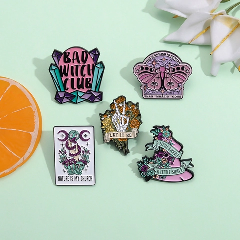Hexenhafte Legierung Emaille Brosche Pins Für Damen Süße Cartoon Mond Skelett Schmetterling Zauberhut Mystery Gothic Abzeichen Schmuck Geschenk