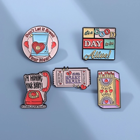Juego De Pines De Esmalte De Dibujos Animados Retro Aleación Caja De Cerillas Teléfono Sello Corazón Broche Joyería Para Ropa