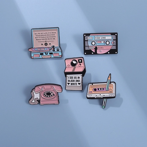 Retro Enamel Pin Collection Pink Blue Alloy Brooches Cassette Tape Record Player Polaroid Camera Old Phone Music Badges Clothes Bags Women Men Jewelry