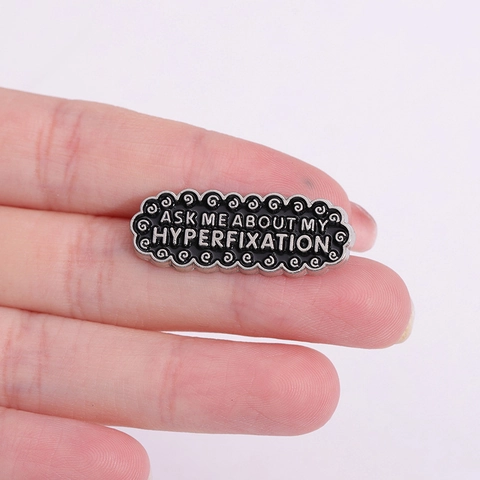 Ask Me About My Hyperfixation Emaille Pin Brosche Vintage Wellenrand Legierung Abzeichen Für Rucksack Kleidung Revers Pin Schmuck