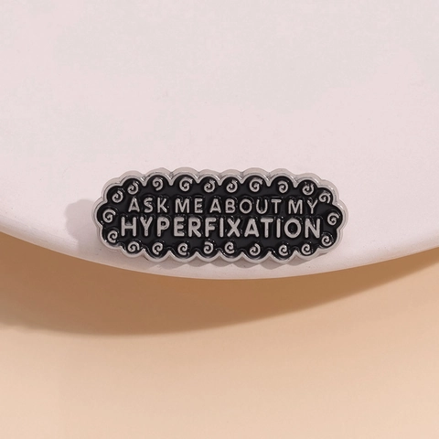 Mode Legierung Emaille Brosche Pin Ask Me About My Hyperfixation Buchstabe Abzeichen Schwarz Silber Schmuck Für Kleidung Tasche