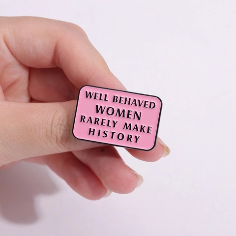 Rosa Emaille Pin Well Behaved Women Rarely Make History Slogan Legierung Brosche Für Jeansjacke Rucksack Schmuck Geschenk Damen