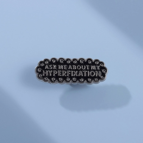 Ask Me About My Hyperfixation Emaille Pin Brosche Vintage Wellenrand Legierung Abzeichen Für Rucksack Kleidung Revers Pin Schmuck
