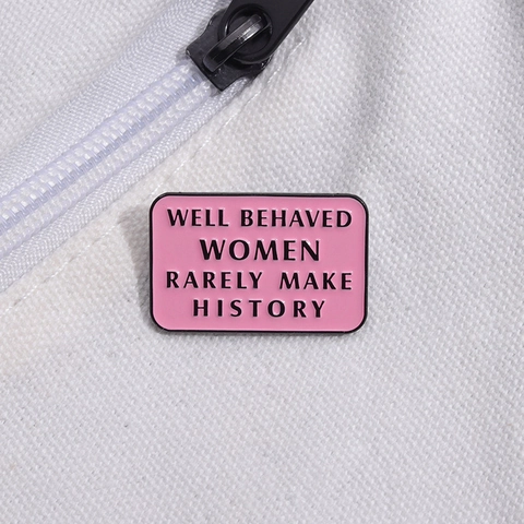 Well Behaved Women Rarely Make History Emaille Pin Roze Rechthoekig Legering Broche Feministisch Slogan Badge Sieraden Vrouwen