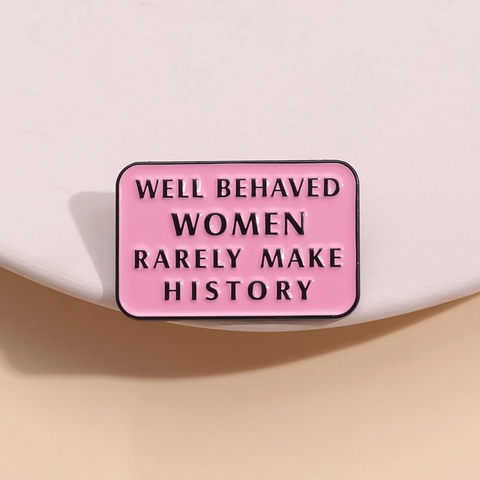 Roze Rechthoekige Emaille Broche Well Behaved Women Rarely Make History Legering Pin Badge Mode Sieraden Kleding Tas Decor Cadeau