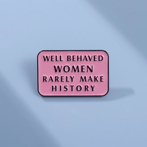 Well Behaved Women Rarely Make History Emaille Pin Roze Rechthoekige Legering Broche Badge Voor Jas Hoed Dames Sieraden
