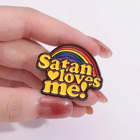 Spilla in Smalto Arcobaleno Satan Loves Me Lettere Cartoon Lega Cuore Gioielli a Goccia d'Olio per Borse Abbigliamento