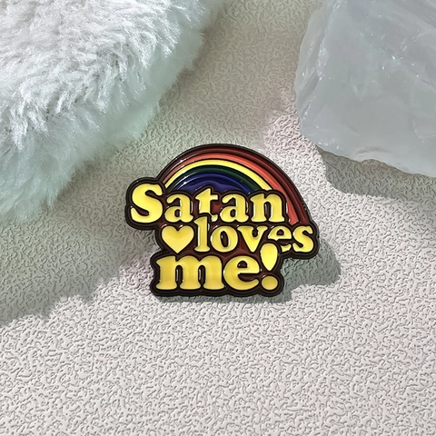 Pin de Esmalte de Arcoíris Creativo Satan Loves Me Letras Corazón Aleación Broche para Mochila Ropa Chaqueta Insignia Joyería Regalo