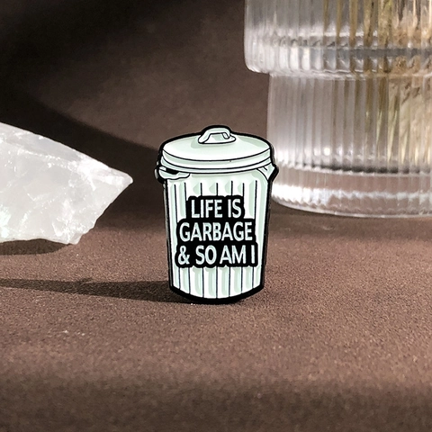 Pin de Esmalte Life Is Garbage Divertido Cubo de Basura Blanco Aleación Broche Insignia Metálica Con Cita Humor Decoración
