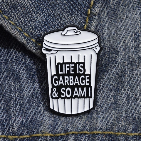 Humorvolle Life Is Garbage Emaille Pin Mülleimer Form Legierung Brosche Lustige Buchstaben Mode Kleidung Rucksack Abzeichen