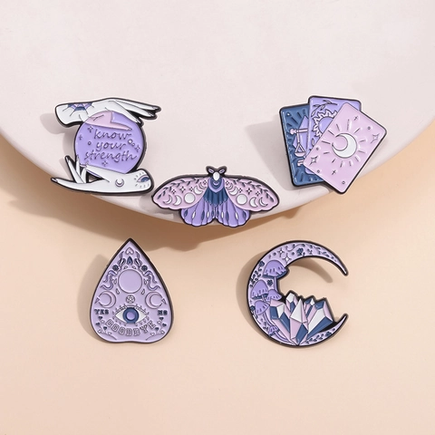 Spilla in Smalto di Lega di Zinco Viola Mistico Luna Falena Carte dei Tarocchi Planchette Pin Gotico Gioielli Distintivo Regalo Per Vestiti Borse