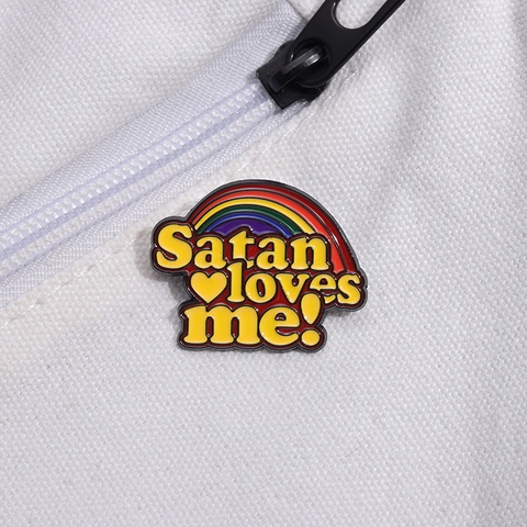 Regenbogen Satan Loves Me Emaille Pin Legierung Herz Muster Gothic Brosche Abzeichen Einzigartige Ästhetische Schmuck Geschenk