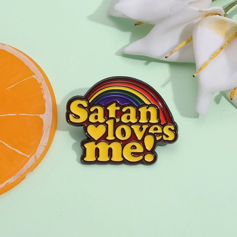 Satan Loves Me Spilla in Smalto Arcobaleno in Lega Lettera Cuore Distintivo Cartone Animato Regalo Creativo per Zaino Vestiti