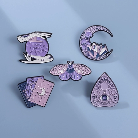 Spilla in Smalto di Lega di Zinco Viola Mistico Luna Falena Carte dei Tarocchi Planchette Pin Gotico Gioielli Distintivo Regalo Per Vestiti Borse