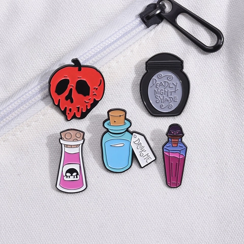 Spilla in Smalto Gotico Bottiglia di Pozione Mela Avvelenata Deadly Nightshade Drink Me Halloween Gioielli Distintivo Accessori