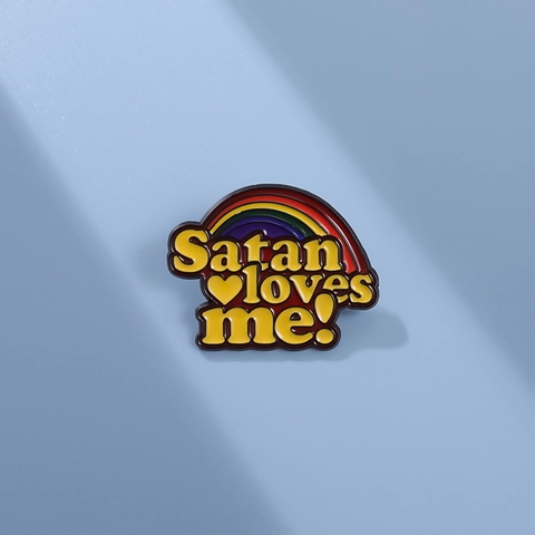 Spilla in Smalto Arcobaleno Satan Loves Me Lettere Cartoon Lega Cuore Gioielli a Goccia d'Olio per Borse Abbigliamento