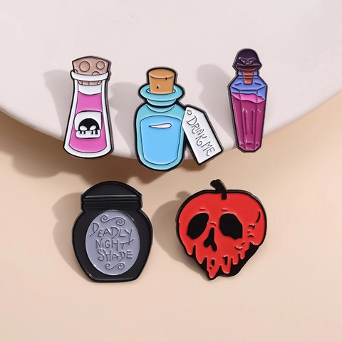 Spilla in Smalto Gotico Bottiglia di Pozione Mela Avvelenata Deadly Nightshade Drink Me Halloween Gioielli Distintivo Accessori