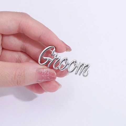 Hochzeit Bräutigam Trauzeuge Buchstaben Brosche Anstecknadel Legierung Metall Schriftzug Abzeichen Für Hochzeitsfeier Schmuck