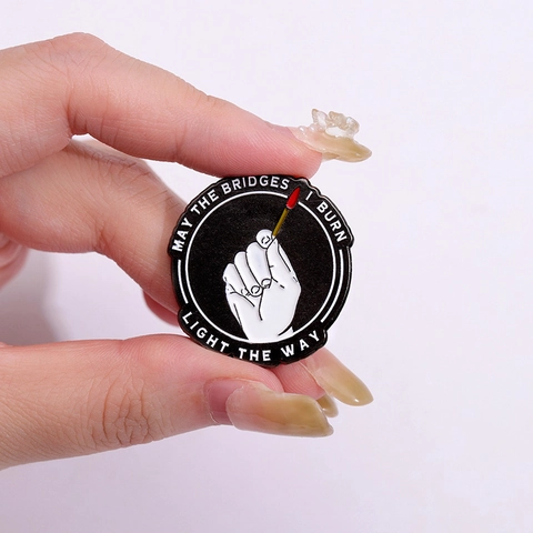Broche en Émail Inspirante May The Bridges I Burn Light The Way Badge Rond en Alliage Motif Main Avec Allumette Pour Sac à Dos Veste Denim