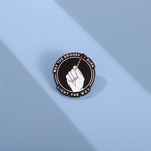 Broche en Émail Inspirante May The Bridges I Burn Light The Way Badge Rond en Alliage Motif Main Avec Allumette Pour Sac à Dos Veste Denim