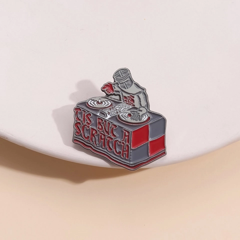 Lustiger DJ Ritter Emaille Pin Legierung Brosche Abzeichen Tis But A Scratch Spruch Für Kleidung Rucksack Jacke Hut Unisex Schmuck