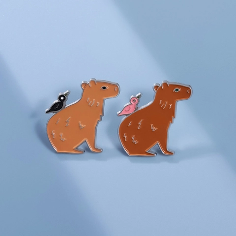 Lindo Broche de Esmalte de Capibara de Dibujos Animados con Pájaro para Mochila Sombrero Ropa Accesorio de Aleación Joyería