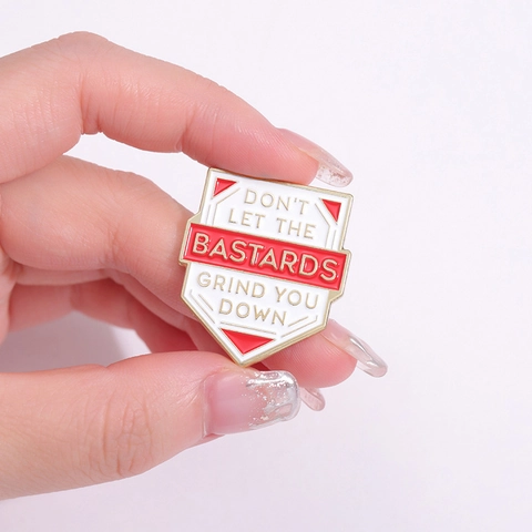 Épingle en Émail Ne Laisse Pas Les Salauds T'écraser Forme Bouclier Broche en Alliage Badge de Citation Motivante pour Veste Sac