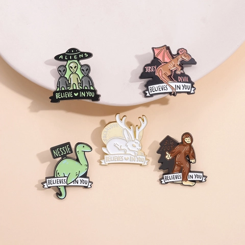 Set di Spille in Smalto Creatura Leggendaria Bigfoot Alieno Nessie Jackalope Diavolo del Jersey Spilla in Lega con Citazione