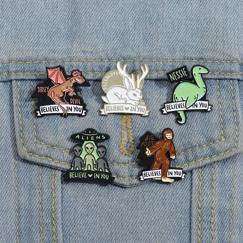 Cartoon Cryptide Emaille Spelden Set Jersey Devil Alien Jackalope Bigfoot Nessie Legering Broches Motiverend Cadeau Voor Rugzak