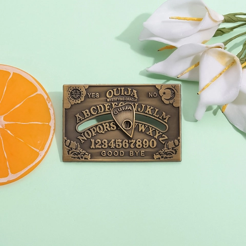 Spilla in Lega Vintage Tavola Ouija Con Puntatore Rotante Lettera Oracolo Misterioso Spilla Smaltata Halloween Regalo Gioielli