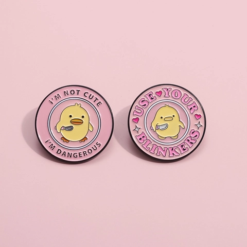 Divertido Broche de Pato Amarillo de Dibujos Animados de Aleación de Esmalte Con Cuchillo Insignia Rosa Redonda Joyería Humor Animal