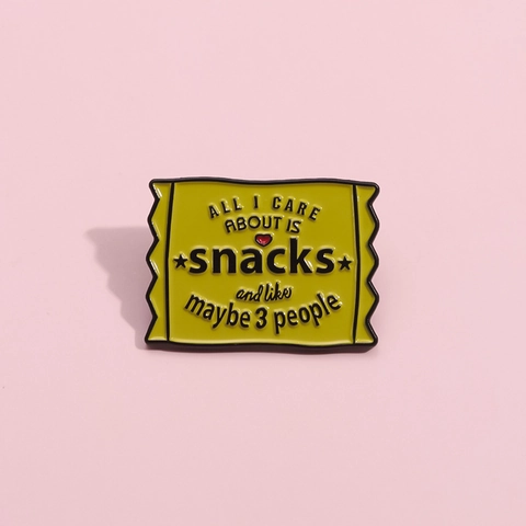 Cartoon Geel Snackzakje Emaille Pin Grappige Belettering Legering Broche Badge All I Care About Is Snacks Cadeau Voor Kleding Tassen