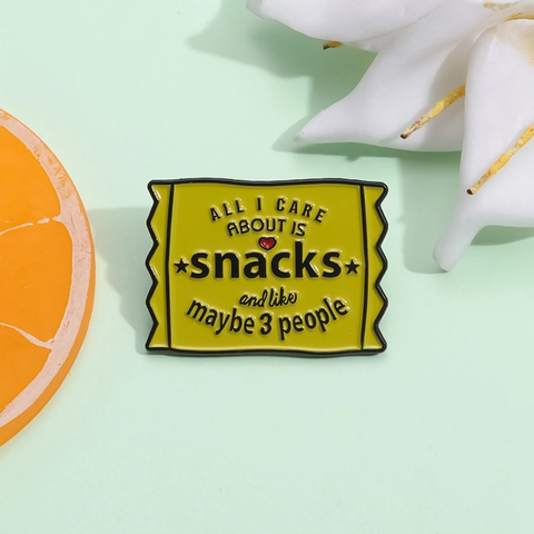 Cartoon Geel Snackzakje Emaille Pin Grappige Belettering Legering Broche Badge All I Care About Is Snacks Cadeau Voor Kleding Tassen