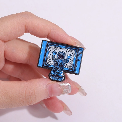 Vintage Televisie Emaille Pin Horror Film Geïnspireerd Meisje Silhouet Statisch Scherm Brosche Badge Zinklegering Sieraden