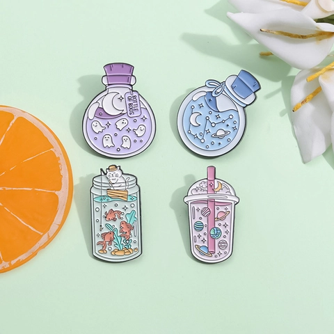 Cartone Animato Carino Spazio Astronauta Spilla in Smalto Lega di Zinco Fantasma Bottiglia Drift Tazza Bubble Tea Distintivo Accessori