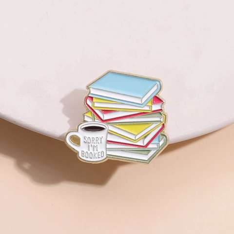 Creatieve Emaille Pin Boek En Koffiekop Broche Zinklegering Badge Sorry I'm Booked Woordspeling Sieraden Cadeau Voor Boekenliefhebbers