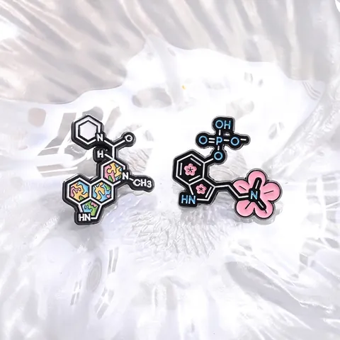 Kreative Chemische Summenformel Emaille Brosche Legierung Serotonin Dopamin Abzeichen Mit Herz Sakura Für Kleidung Schmuck