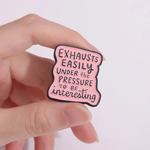Minimalistische Rosa Legierung Emaille Pin Mit Kreativen Lustigen Englischen Spruch Brosche Abzeichen Für Rucksack Kleidung