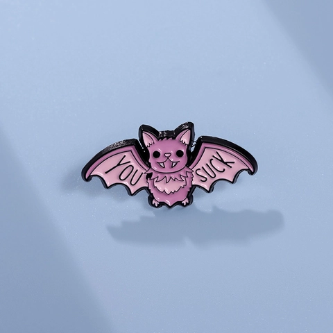 Cartoon Fledermaus Emaille Pin Brosche Mit YOU SUCK Text Rosa Lila Legierung Tier Abzeichen Für Rucksack Hut Halloween Schmuck Geschenk