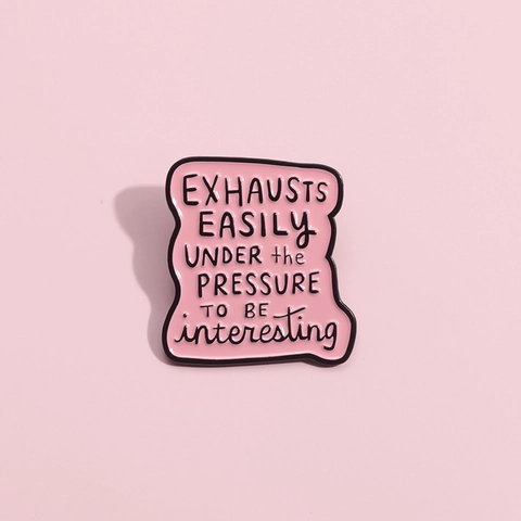Kreative Rosa Emaille Pin Süße Lustige Englische Zitat Exhausts Easily Under Pressure Legierung Abzeichen Brosche Schmuck Für Damen