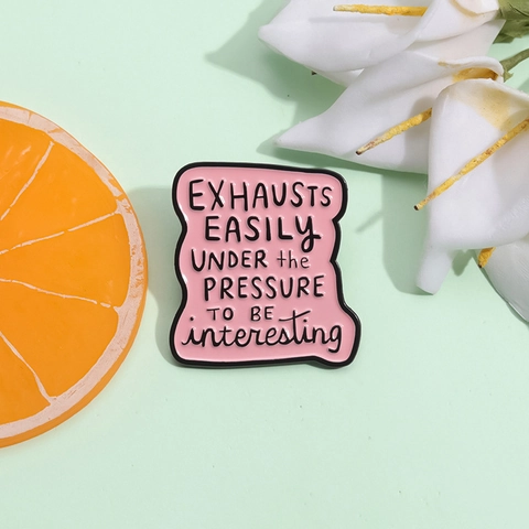 Kreative Rosa Emaille Pin Süße Lustige Englische Zitat Exhausts Easily Under Pressure Legierung Abzeichen Brosche Schmuck Für Damen