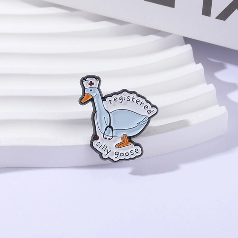 Spilla in Smalto Cartoon Oca Infermiera Divertente Registered Silly Goose Spilla Lega Animale Distintivo Medico per Infermiere Studenti