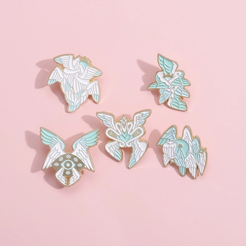 Spilla a Bottone Smaltata con Ali d'Angelo e Occhi in Lega Bianca Blu Seraphim Badge Personalizzato Creativo Gioielli di Moda Regali per Abbigliamento Zaino