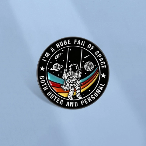 Lustiger Astronaut Auf Schaukel Emaille Pin Astronaut Weltraum Planet Brosche Abzeichen Rund Legierung Reversnadel Für Rucksack Jacke