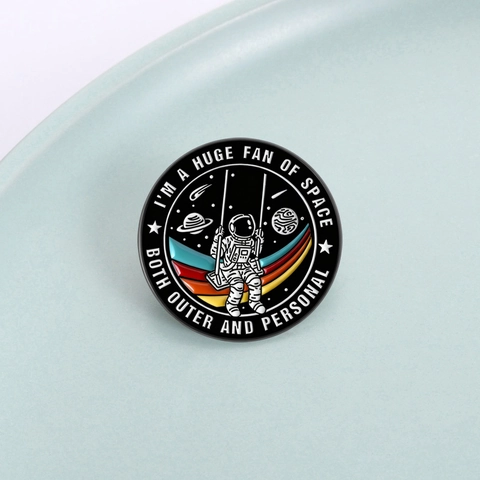 Lustiger Astronaut Auf Schaukel Emaille Pin Astronaut Weltraum Planet Brosche Abzeichen Rund Legierung Reversnadel Für Rucksack Jacke
