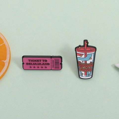 Delulu Juice Ticket Emaille Pins Legierung Einbrennlack Cartoon Lustig Kreativ Brosche Für Unisex Kleidung Rucksack Hut Accessoire